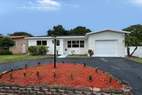 Casa en venta en Hollywood, Florida, 3 dormitorios, 157.38 m2 № 1834153 - foto 1