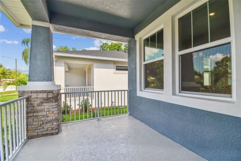 House in Saint Petersburg, Florida 3 bedrooms, 162.86 sq.m. № 1560533 - photo 6