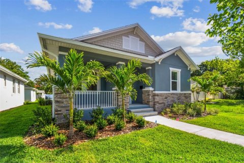 House in Saint Petersburg, Florida 3 bedrooms, 162.86 sq.m. № 1560533 - photo 2