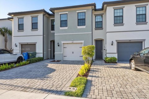 Townhouse in Oakland Park, Florida 3 bedrooms, 162.95 sq.m. № 1863987 - photo 2