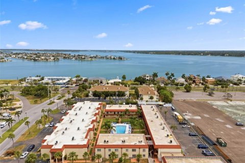 Condo in Treasure Island, Florida, 1 bedroom № 2197696 - photo 27
