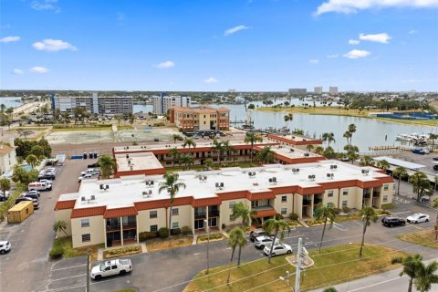 Condo in Treasure Island, Florida, 1 bedroom № 2197696 - photo 24