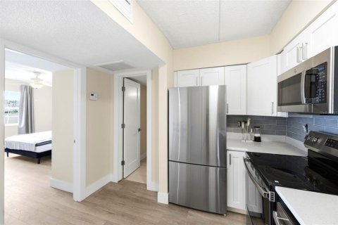 Condo in Treasure Island, Florida, 1 bedroom № 2197696 - photo 5