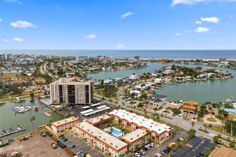Condo in Treasure Island, Florida, 1 bedroom № 2197696 - photo 30