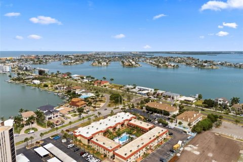 Condo in Treasure Island, Florida, 1 bedroom № 2197696 - photo 28