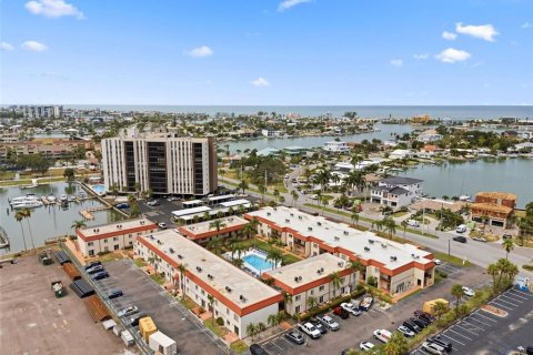 Condo in Treasure Island, Florida, 1 bedroom № 2197696 - photo 25