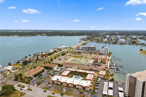 Condo in Treasure Island, Florida, 1 bedroom № 2197696 - photo 18