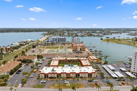 Condo in Treasure Island, Florida, 1 bedroom № 2197696 - photo 21