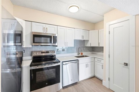 Condo in Treasure Island, Florida, 1 bedroom № 2197696 - photo 6
