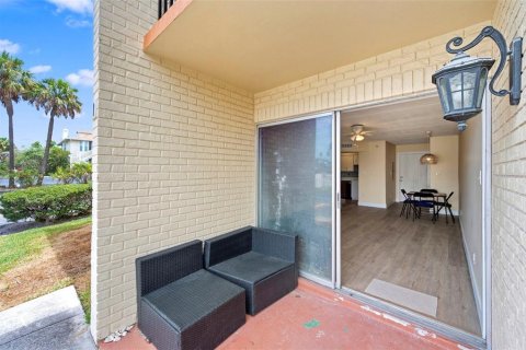 Condo in Treasure Island, Florida, 1 bedroom № 2197696 - photo 16