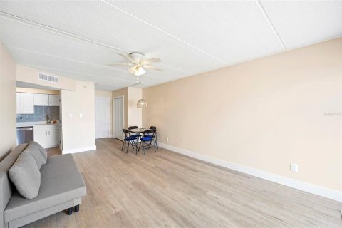 Condo in Treasure Island, Florida, 1 bedroom № 2197696 - photo 9
