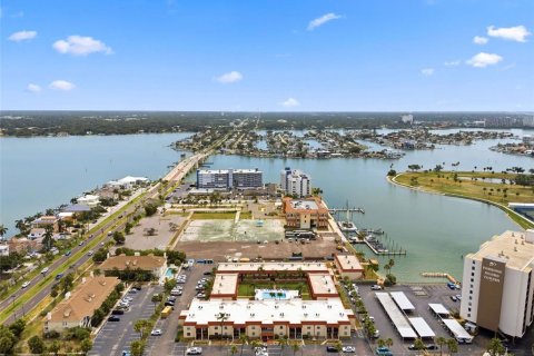 Condo in Treasure Island, Florida, 1 bedroom № 2197696 - photo 17