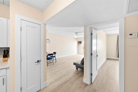 Condo in Treasure Island, Florida, 1 bedroom № 2197696 - photo 12