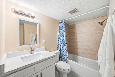 Condo in Treasure Island, Florida, 1 bedroom № 2197696 - photo 14