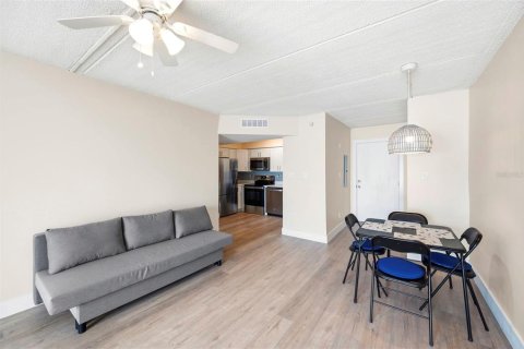 Condo in Treasure Island, Florida, 1 bedroom № 2197696 - photo 10