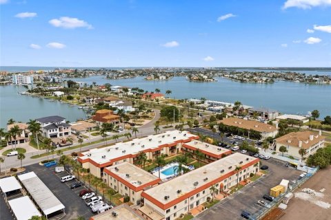 Condo in Treasure Island, Florida, 1 bedroom № 2197696 - photo 26