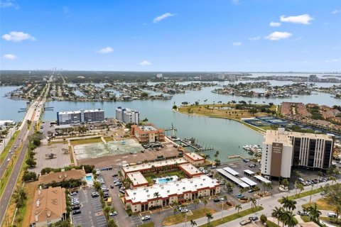 Condo in Treasure Island, Florida, 1 bedroom № 2197696 - photo 19