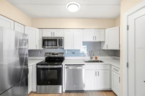 Condo in Treasure Island, Florida, 1 bedroom № 2197696 - photo 7