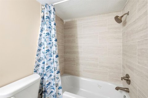 Condo in Treasure Island, Florida, 1 bedroom № 2197696 - photo 15