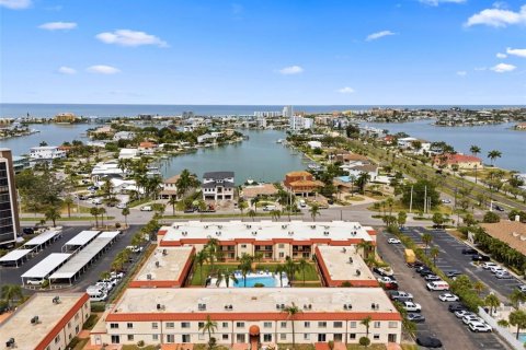 Condo in Treasure Island, Florida, 1 bedroom № 2197696 - photo 2