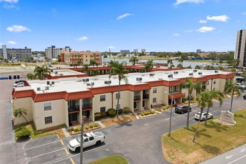 Condo in Treasure Island, Florida, 1 bedroom № 2197696 - photo 3