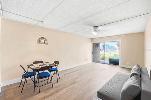 Condo in Treasure Island, Florida, 1 bedroom № 2197696 - photo 8