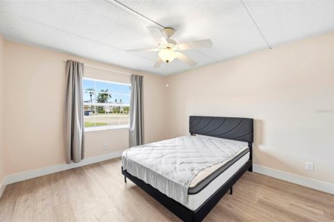 Condo in Treasure Island, Florida, 1 bedroom № 2197696 - photo 13