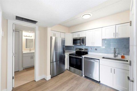 Condo in Treasure Island, Florida, 1 bedroom № 2197696 - photo 4