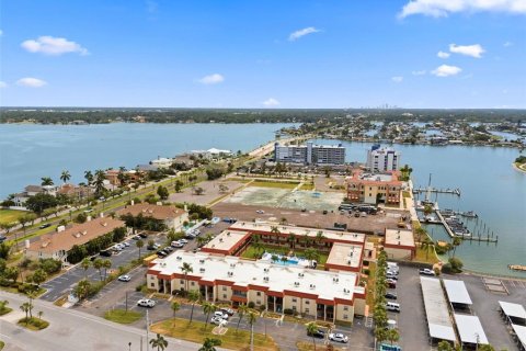 Condo in Treasure Island, Florida, 1 bedroom № 2197696 - photo 22