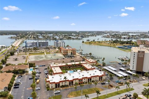 Condo in Treasure Island, Florida, 1 bedroom № 2197696 - photo 20