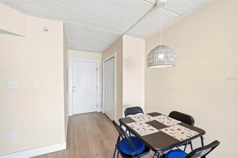 Condo in Treasure Island, Florida, 1 bedroom № 2197696 - photo 11