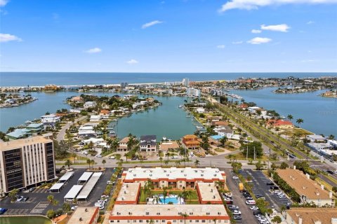 Condo in Treasure Island, Florida, 1 bedroom № 2197696 - photo 29