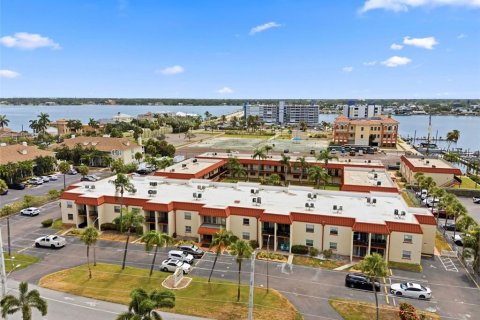 Condo in Treasure Island, Florida, 1 bedroom № 2197696 - photo 23