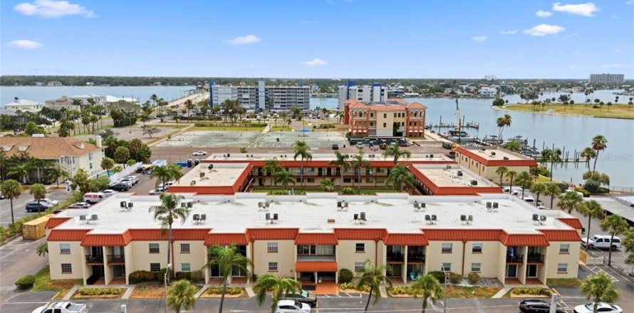 Condo in Treasure Island, Florida, 1 bedroom № 2197696