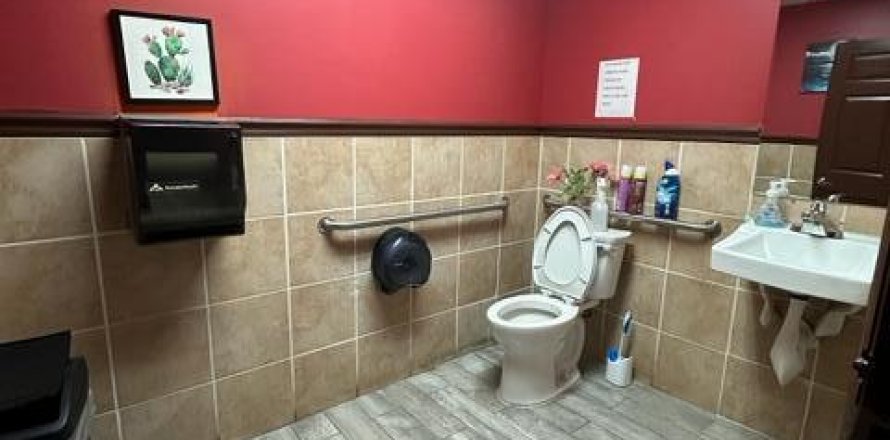 Propiedad comercial en West Palm Beach, Florida № 1163229