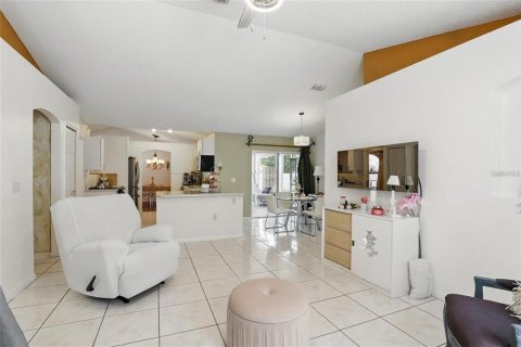 House in Deltona, Florida 3 bedrooms, 159.14 sq.m. № 2210064 - photo 9