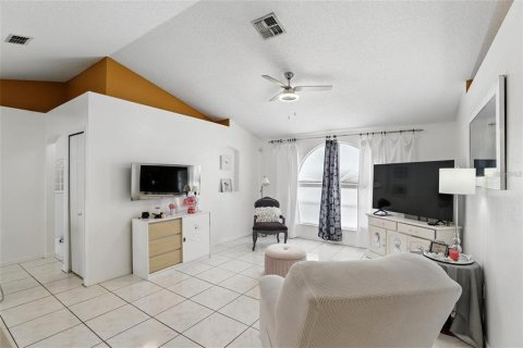 House in Deltona, Florida 3 bedrooms, 159.14 sq.m. № 2210064 - photo 12