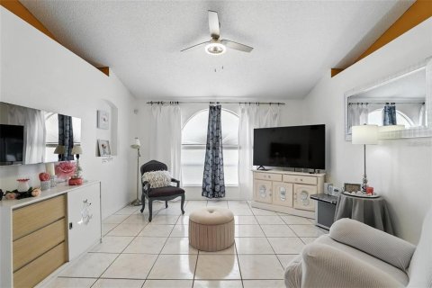 House in Deltona, Florida 3 bedrooms, 159.14 sq.m. № 2210064 - photo 11