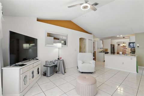 House in Deltona, Florida 3 bedrooms, 159.14 sq.m. № 2210064 - photo 10