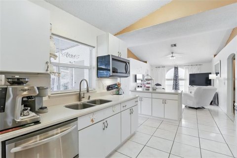 House in Deltona, Florida 3 bedrooms, 159.14 sq.m. № 2210064 - photo 18