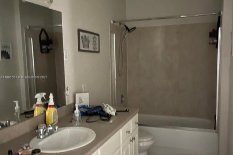 House in Lehigh Acres, Florida 3 bedrooms № 1950930 - photo 2