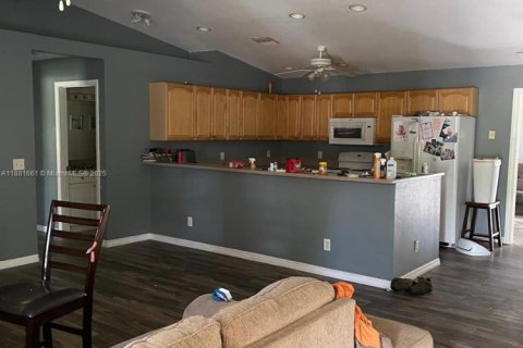 House in Lehigh Acres, Florida 3 bedrooms № 1950930 - photo 1