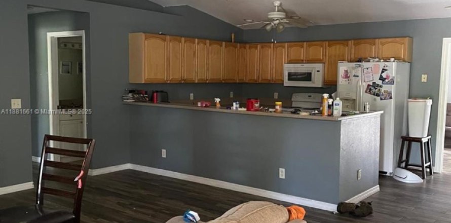 House in Lehigh Acres, Florida 3 bedrooms № 1950930
