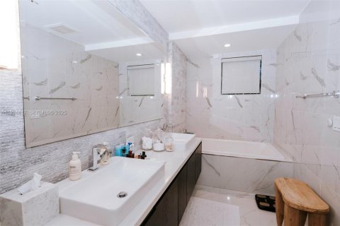 Condo in Fort Lauderdale, Florida, 3 bedrooms  № 2039184 - photo 23