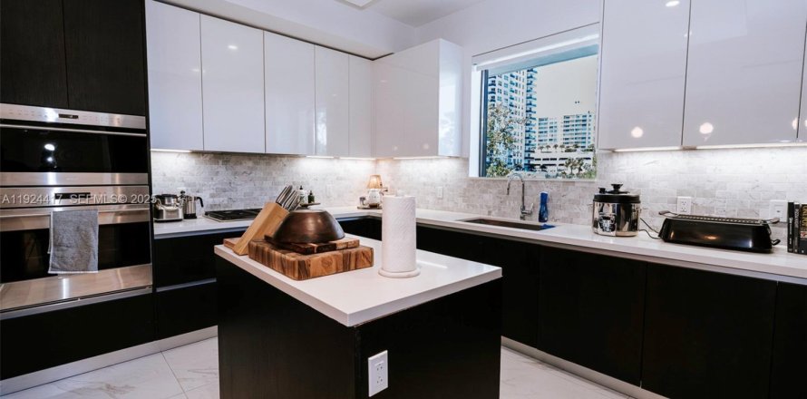 Condo in Fort Lauderdale, Florida, 3 bedrooms  № 2039184