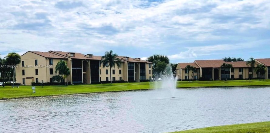 Condo in Greenacres, Florida, 2 bedrooms № 1846005