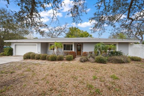 House in Belleair, Florida 3 bedrooms, 138.7 sq.m. № 2210984