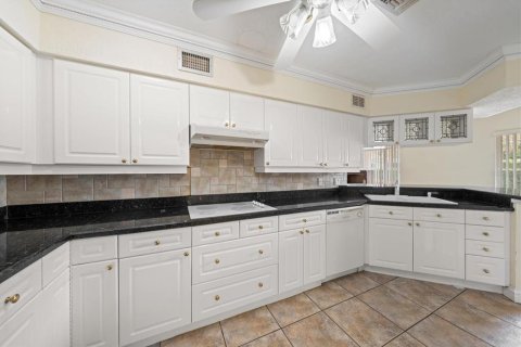 House in Belleair, Florida 3 bedrooms, 138.7 sq.m. № 2210984 - photo 10