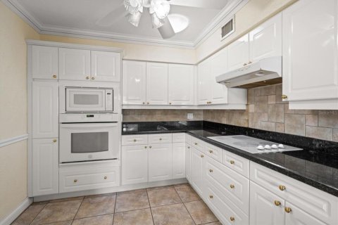 House in Belleair, Florida 3 bedrooms, 138.7 sq.m. № 2210984 - photo 9