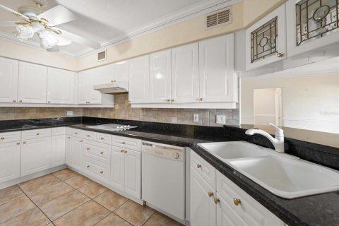House in Belleair, Florida 3 bedrooms, 138.7 sq.m. № 2210984 - photo 8